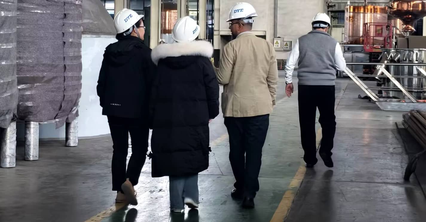 Ближневосточные клиенты посетили нашу фабрику! Благодаря своему опыту в области дистилляции DYE сеет семена надежды на сотрудничество.