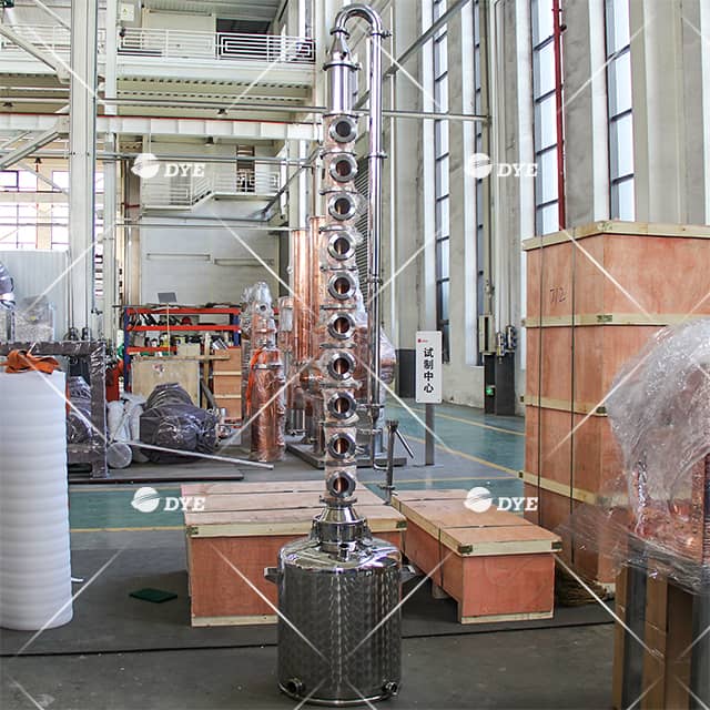 Колонный перегонный аппарат на 50 л. Оборудование для дистилляции с обратным холодильником. Домашний перегонный аппарат. Оборудование для мелкопериодической перегонки. 